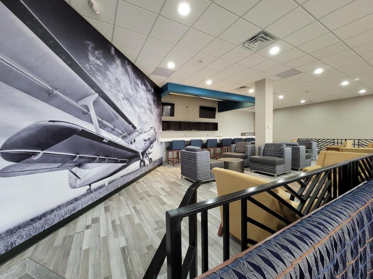 Hotel Wingate By Wyndham Wichita Airport Esterno foto