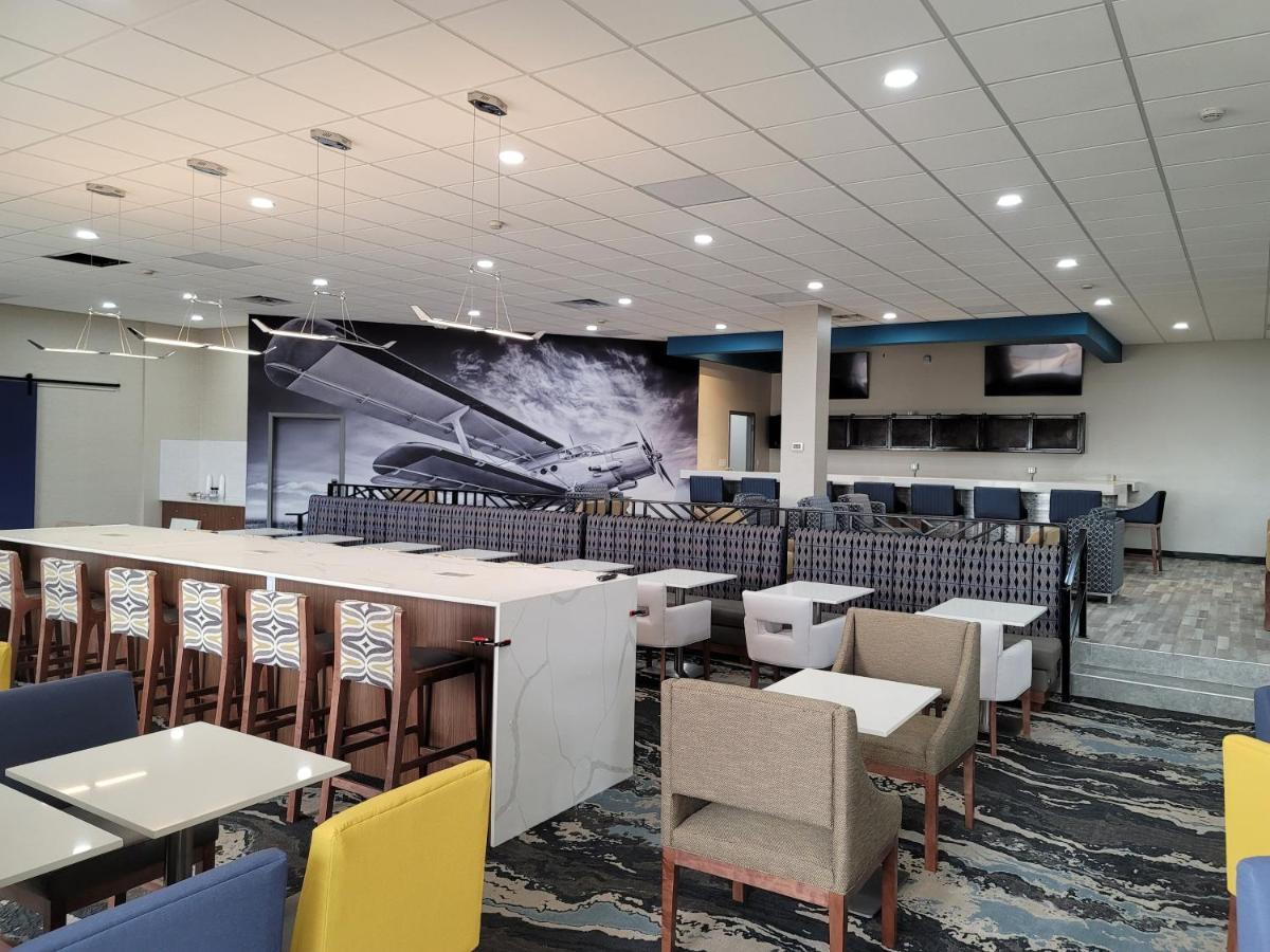 Hotel Wingate By Wyndham Wichita Airport Esterno foto