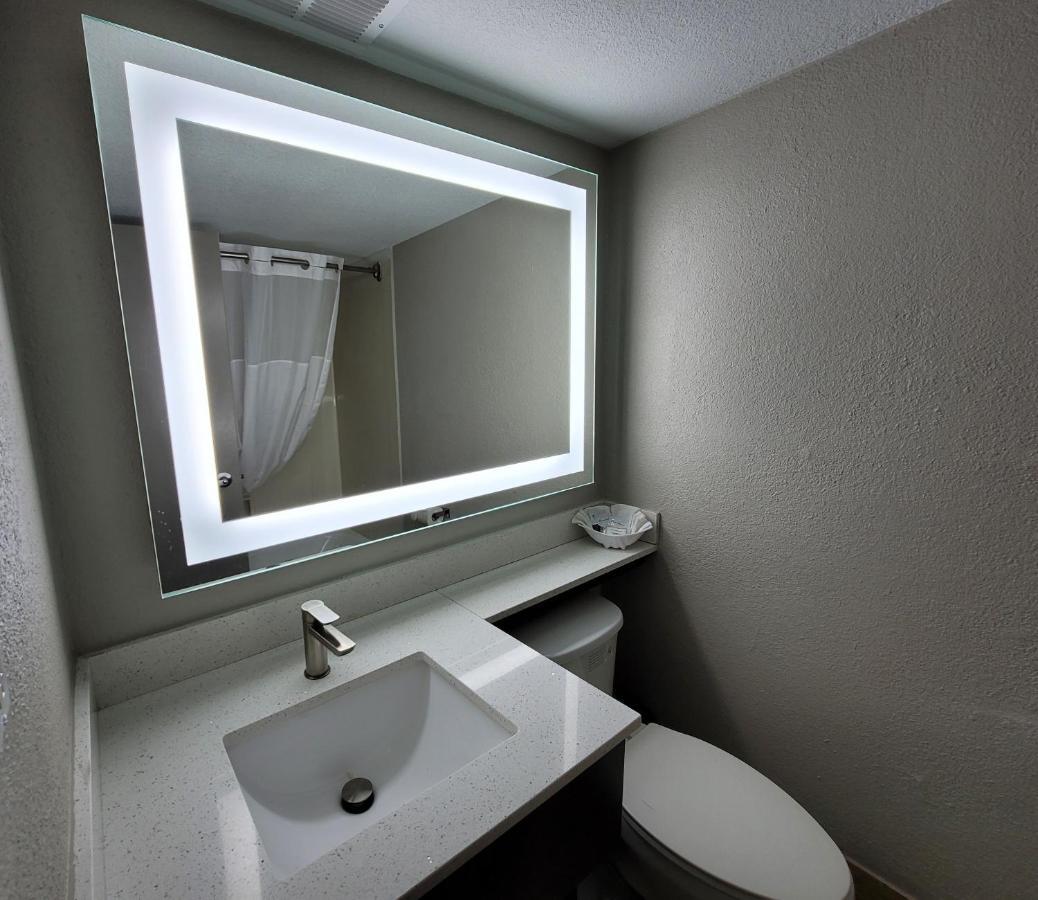 Hotel Wingate By Wyndham Wichita Airport Esterno foto