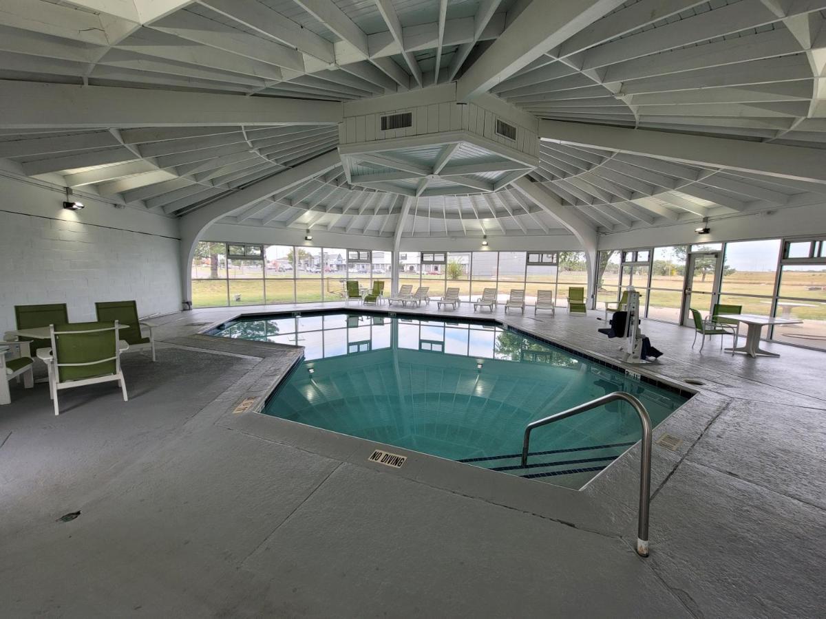 Hotel Wingate By Wyndham Wichita Airport Esterno foto
