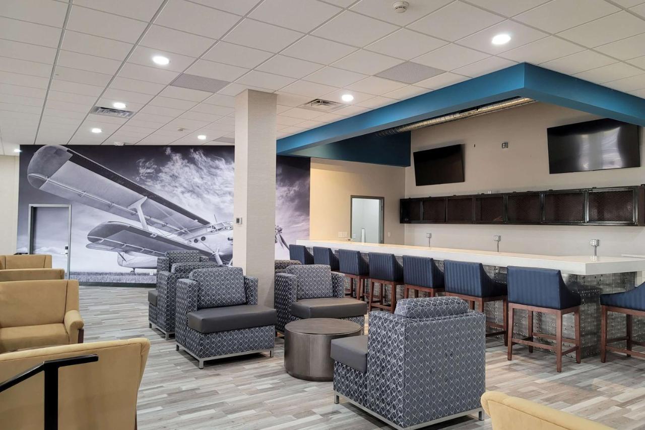 Hotel Wingate By Wyndham Wichita Airport Esterno foto