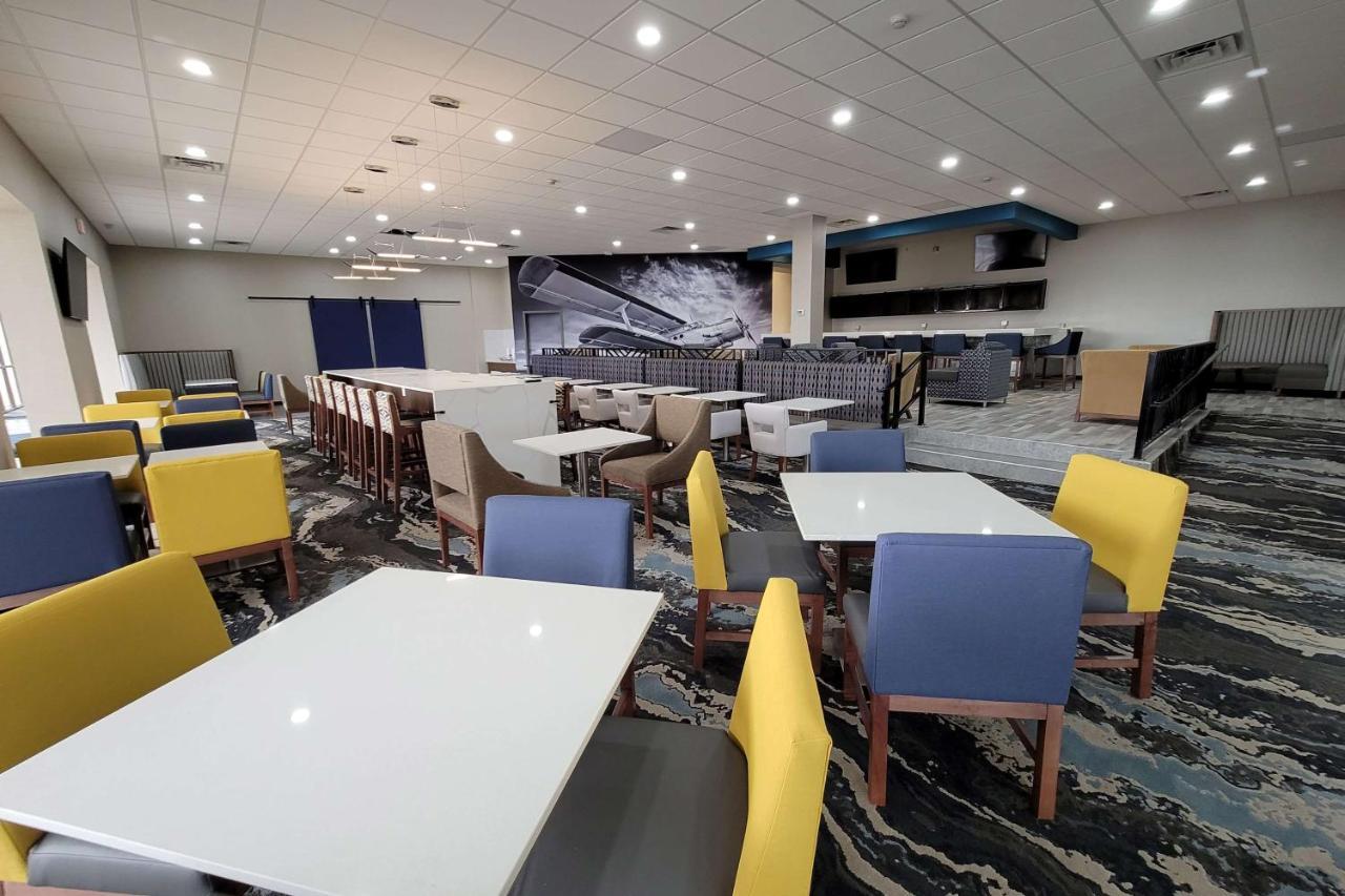 Hotel Wingate By Wyndham Wichita Airport Esterno foto