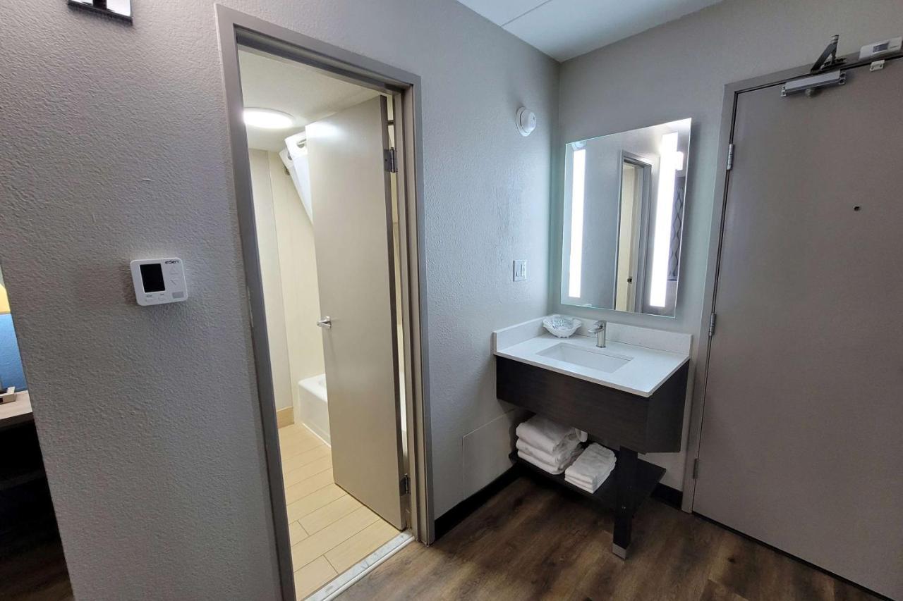 Hotel Wingate By Wyndham Wichita Airport Esterno foto