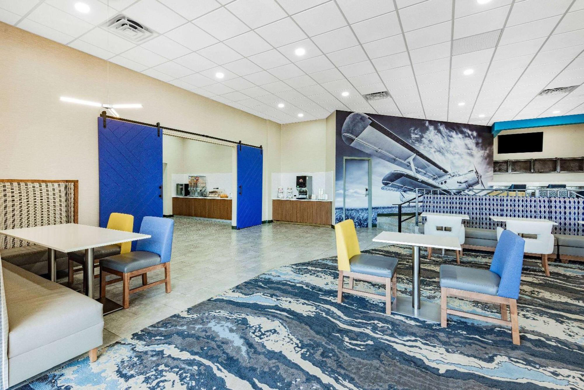 Hotel Wingate By Wyndham Wichita Airport Esterno foto