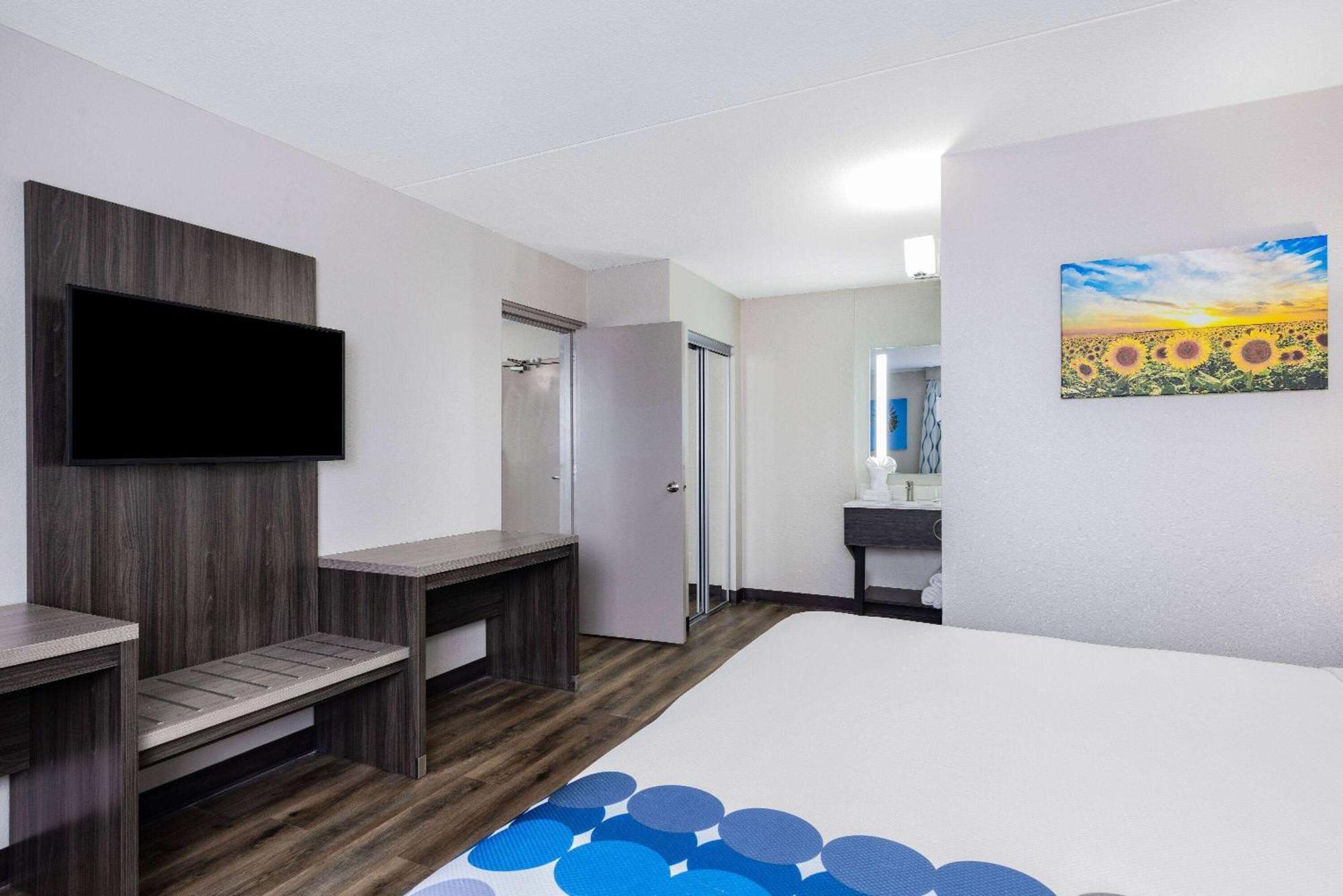 Hotel Wingate By Wyndham Wichita Airport Esterno foto