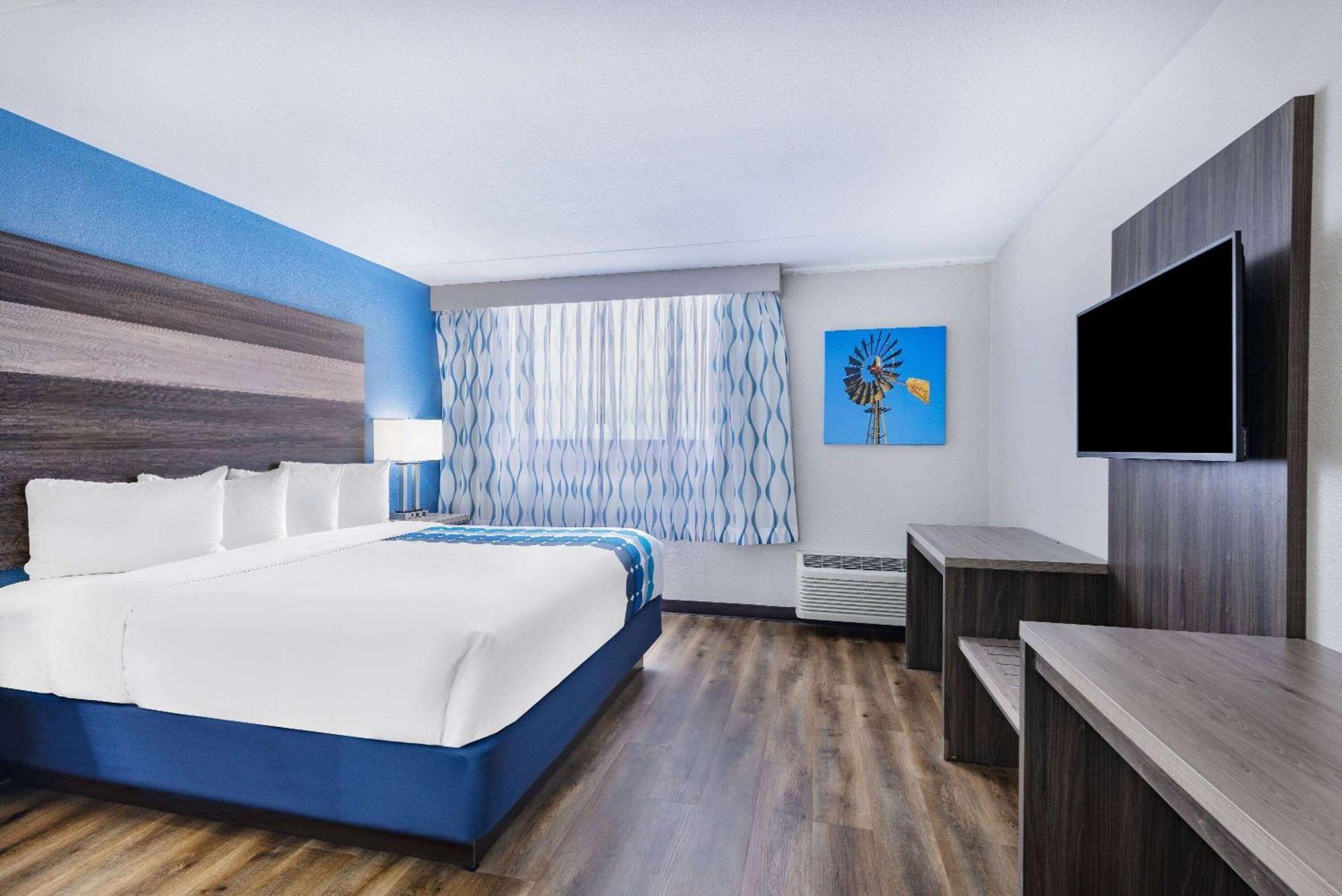 Hotel Wingate By Wyndham Wichita Airport Esterno foto