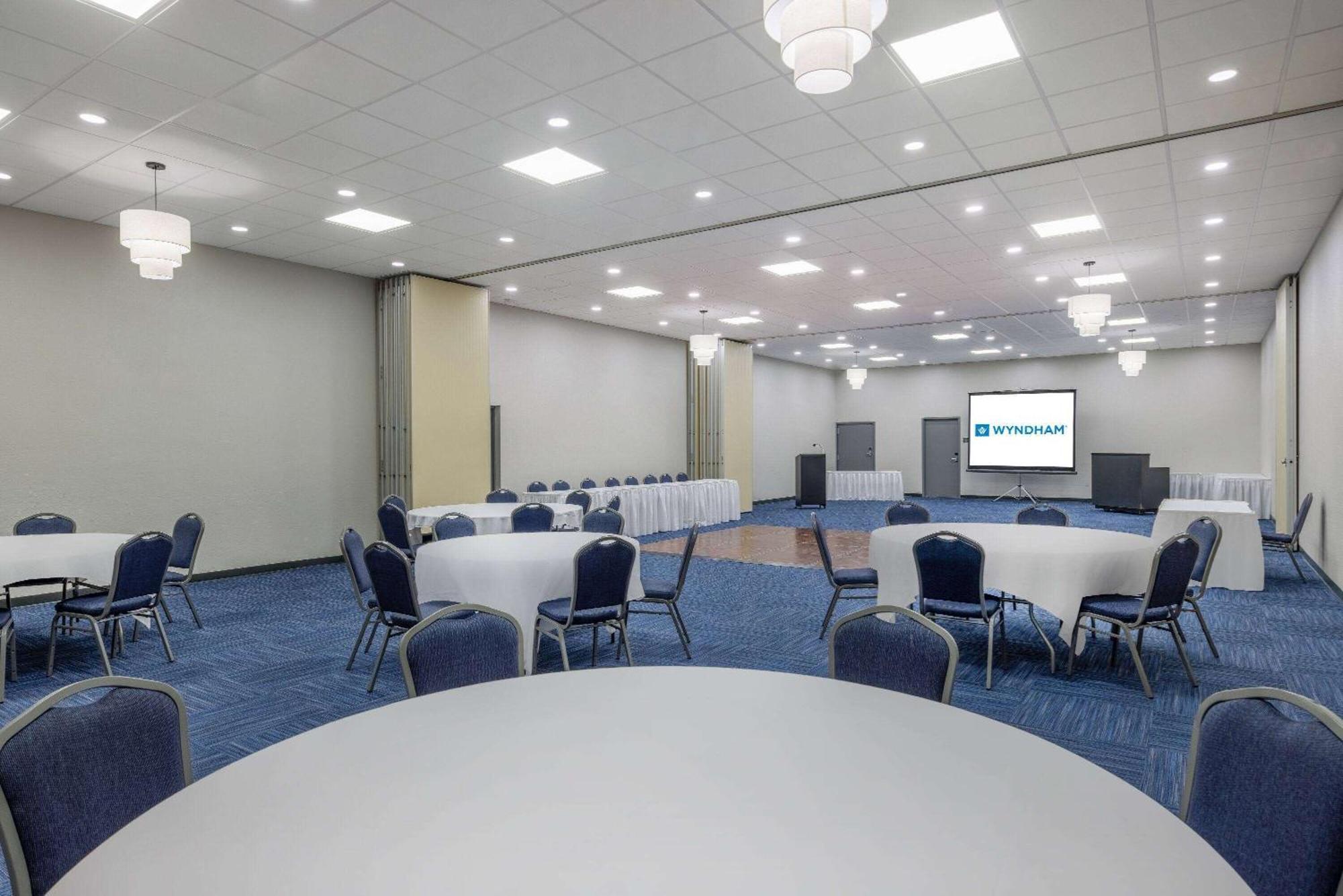 Hotel Wingate By Wyndham Wichita Airport Esterno foto