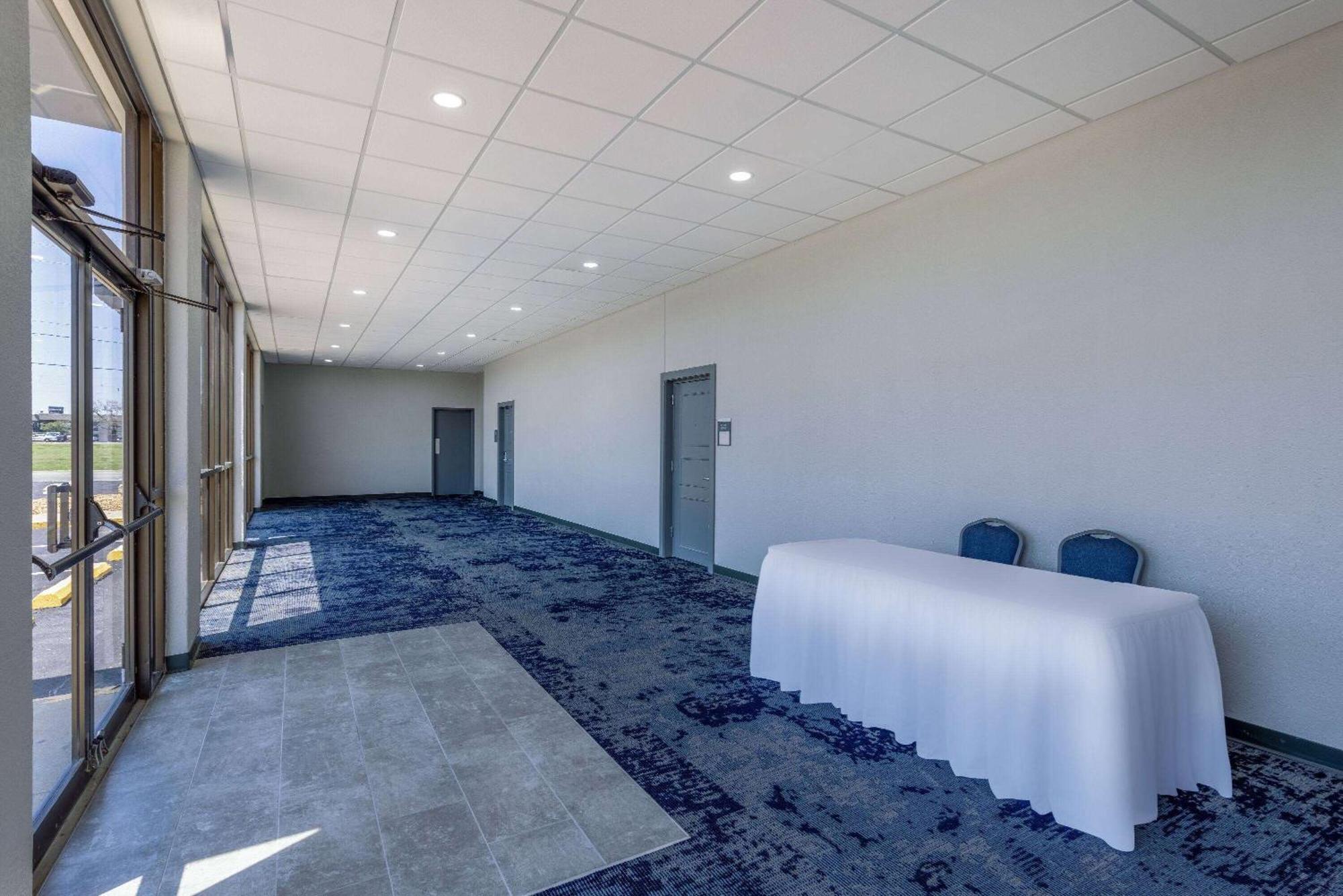 Hotel Wingate By Wyndham Wichita Airport Esterno foto