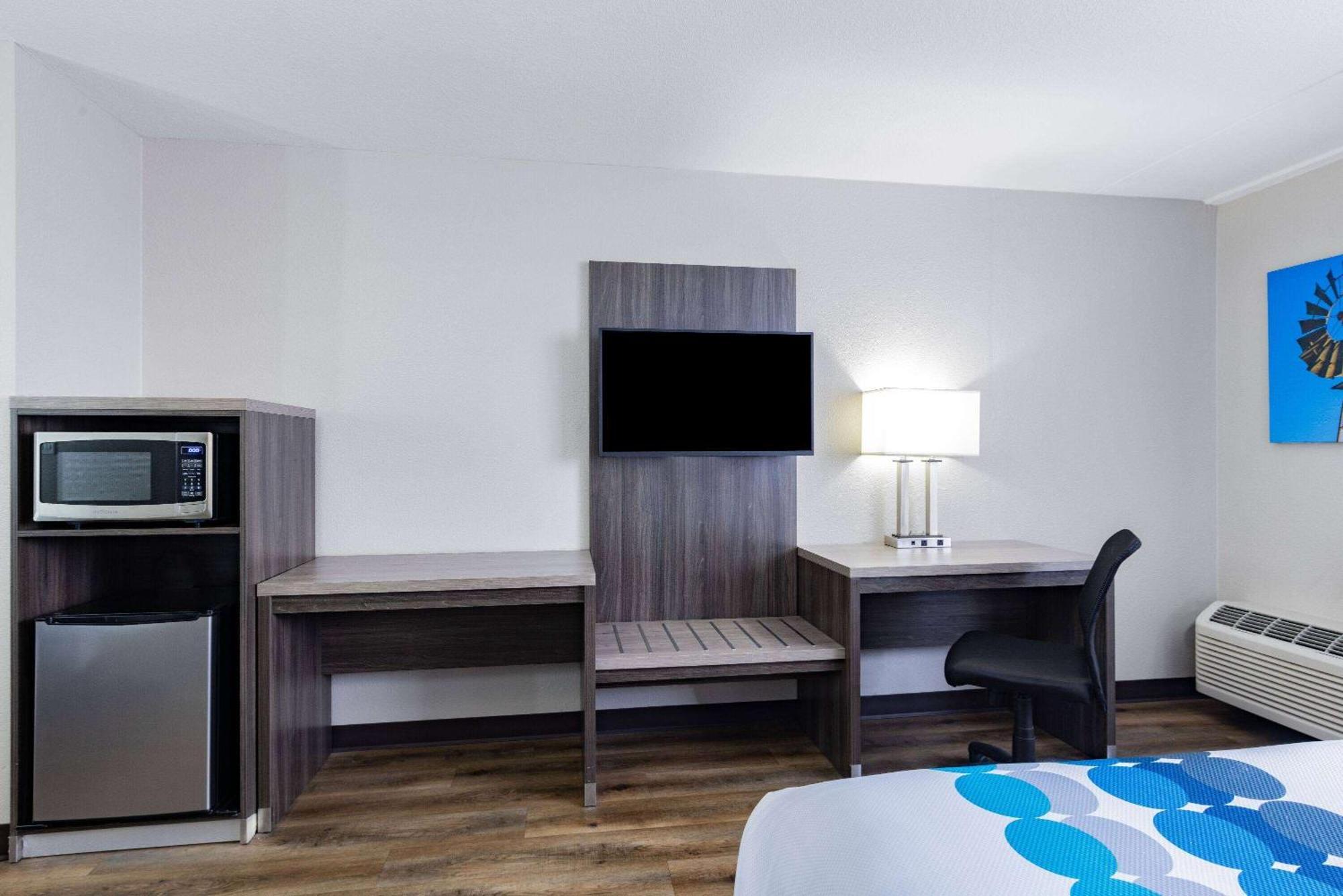 Hotel Wingate By Wyndham Wichita Airport Esterno foto