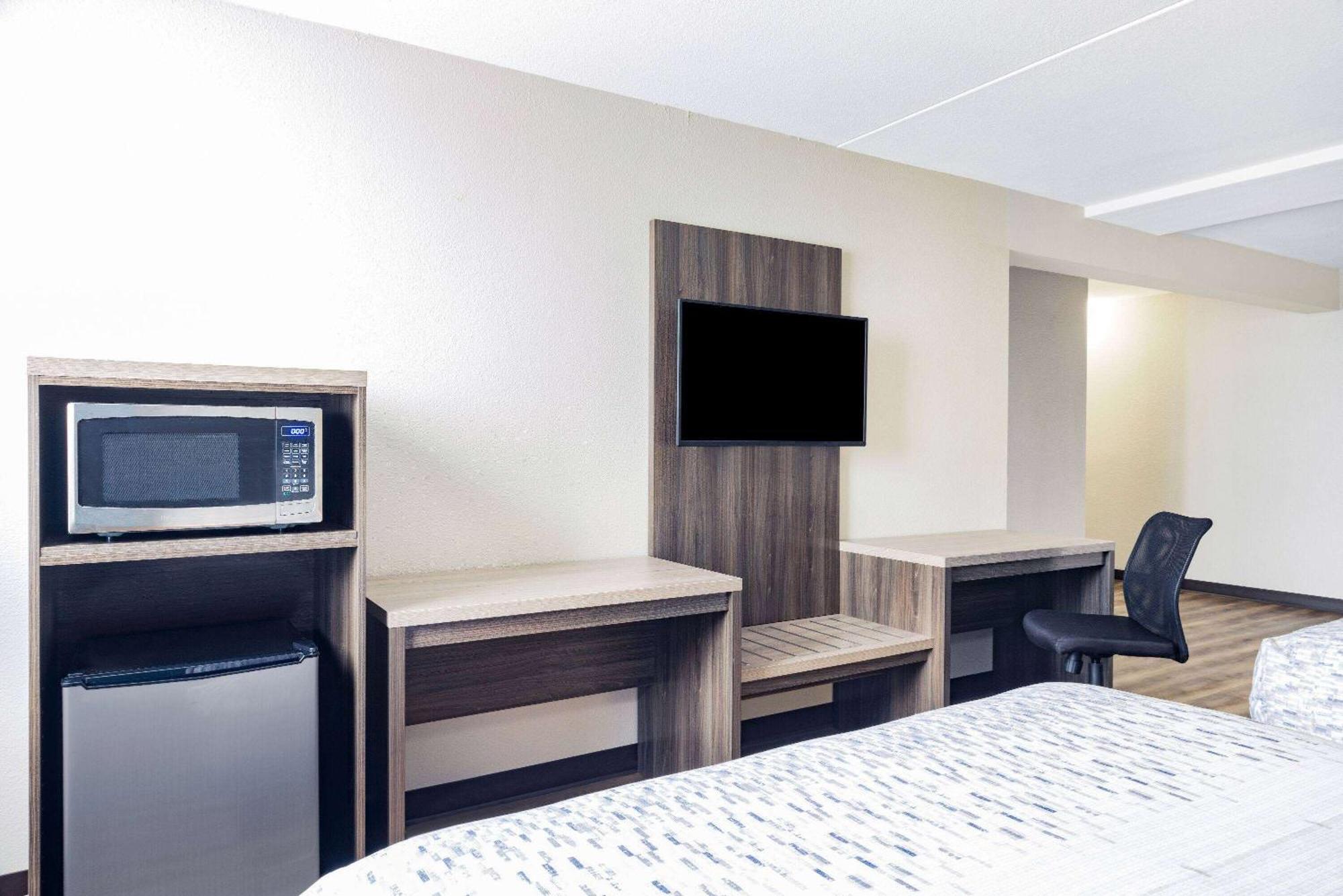 Hotel Wingate By Wyndham Wichita Airport Esterno foto