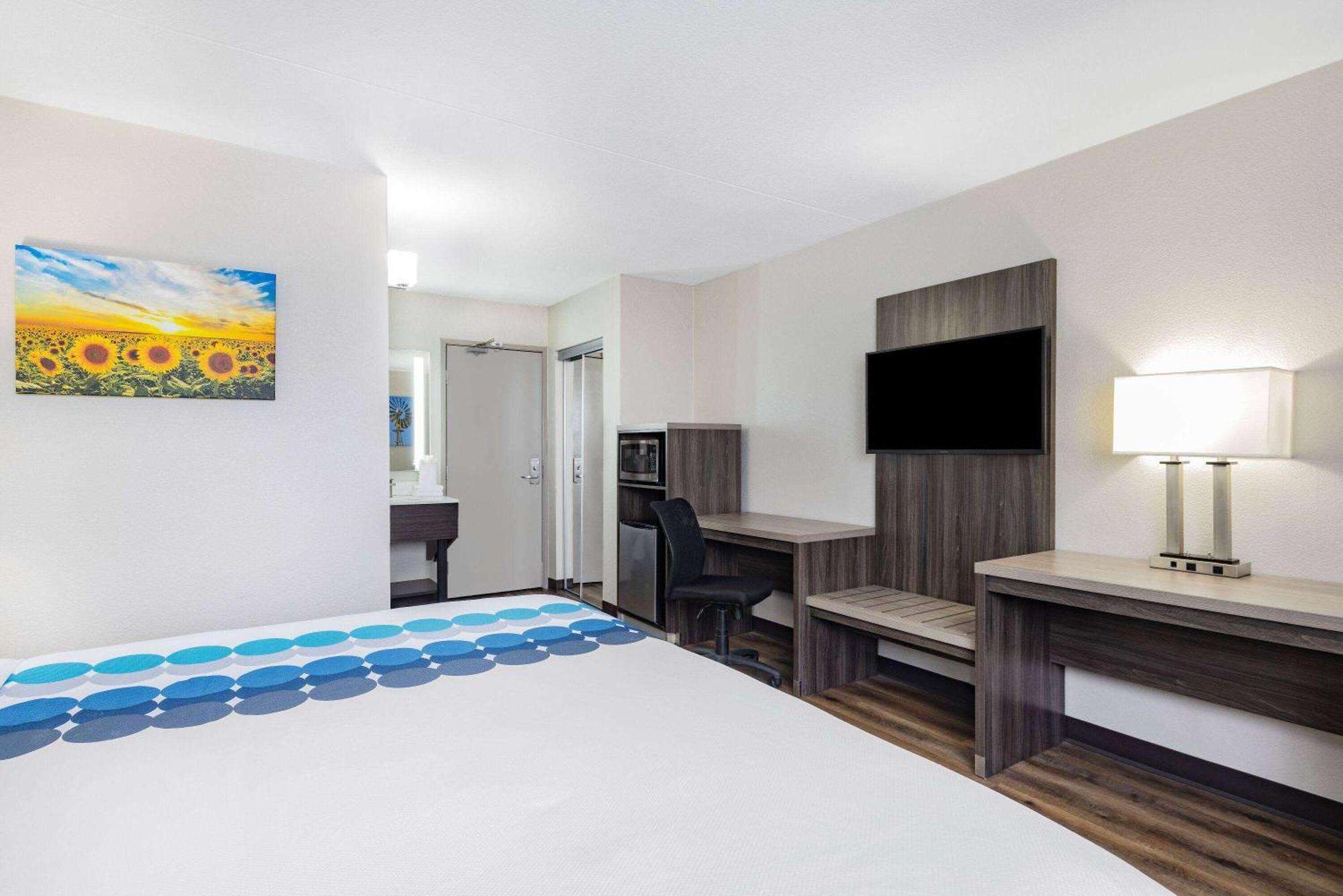 Hotel Wingate By Wyndham Wichita Airport Esterno foto