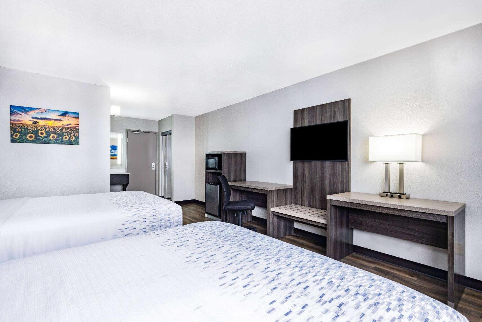 Hotel Wingate By Wyndham Wichita Airport Esterno foto