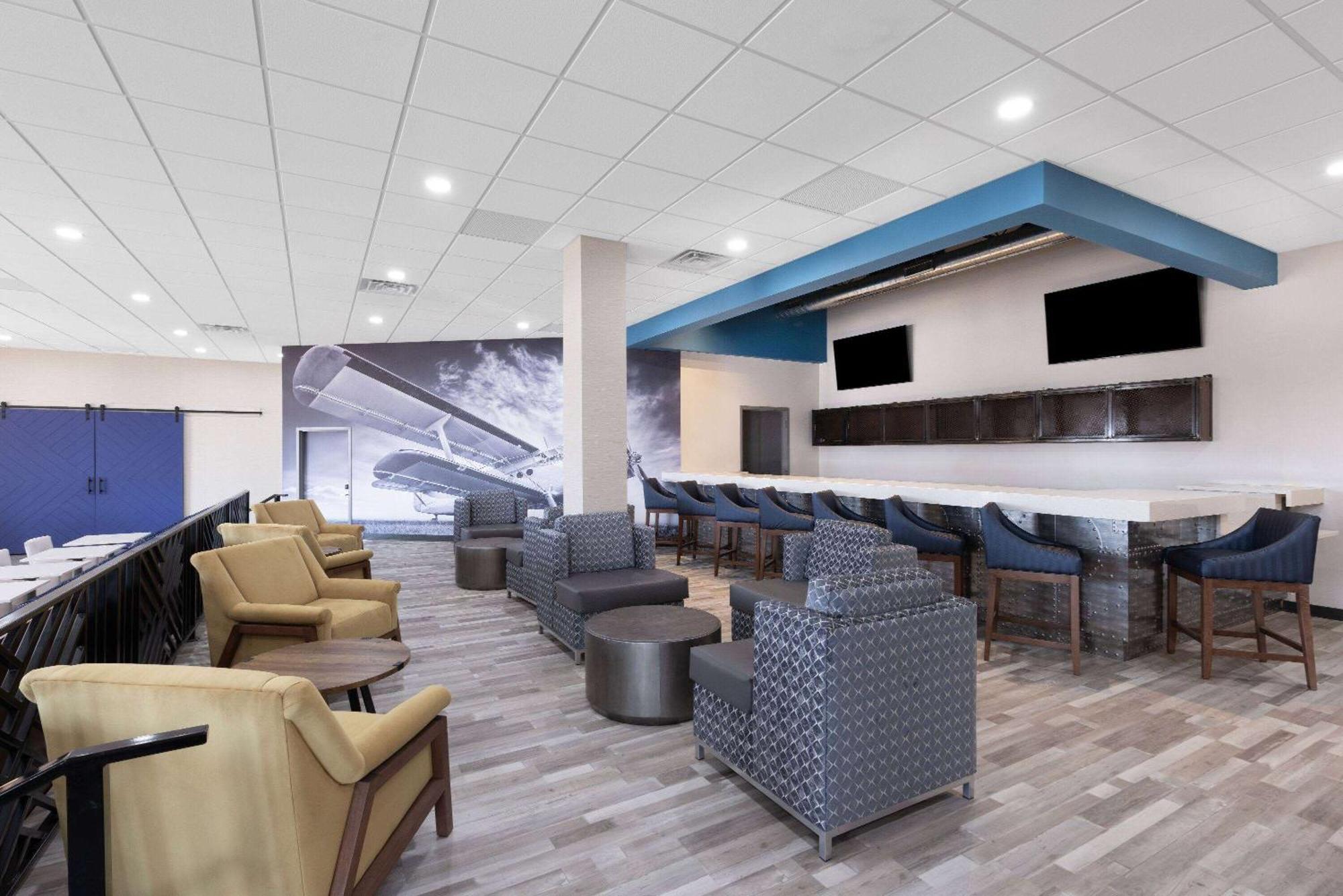 Hotel Wingate By Wyndham Wichita Airport Esterno foto