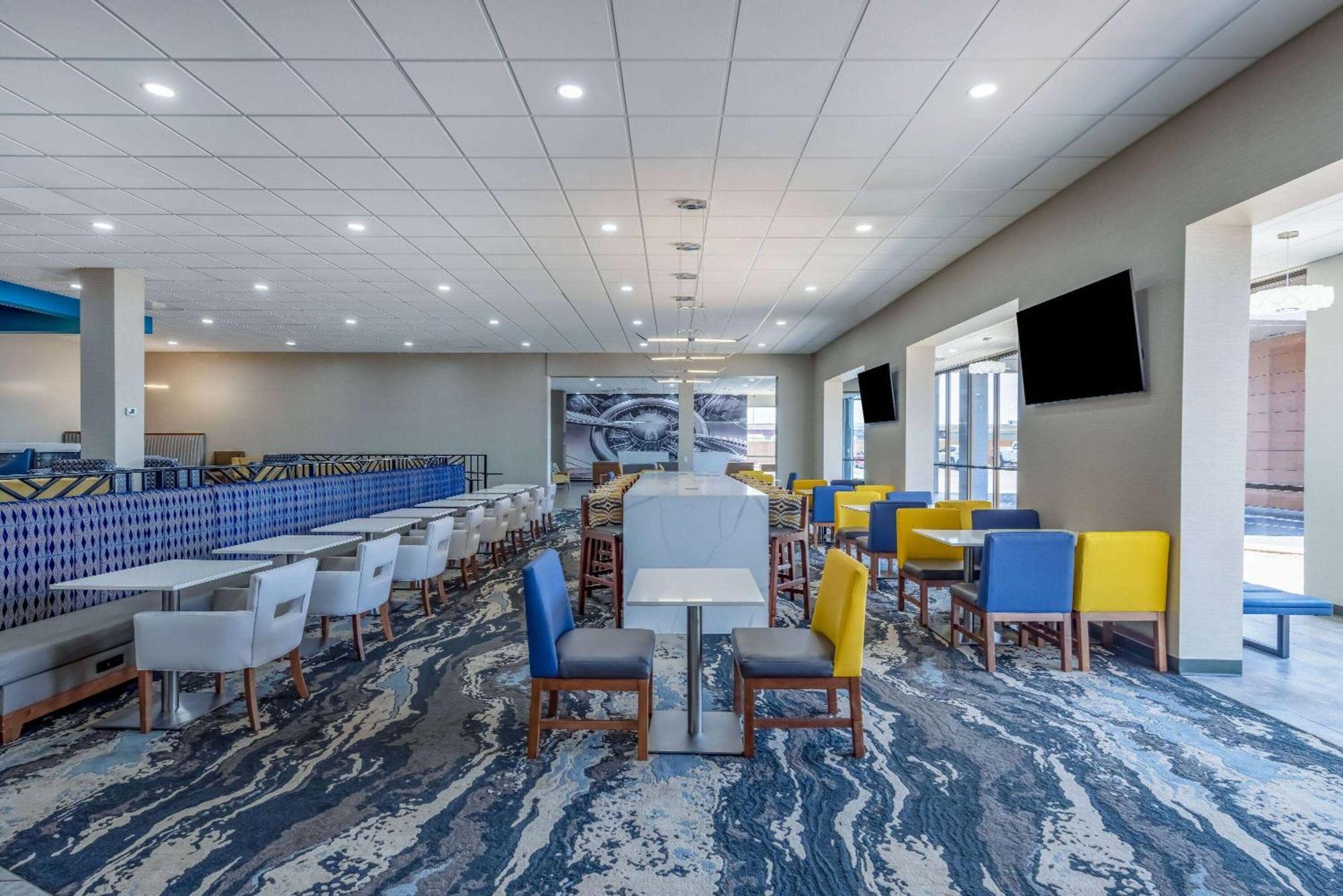 Hotel Wingate By Wyndham Wichita Airport Esterno foto