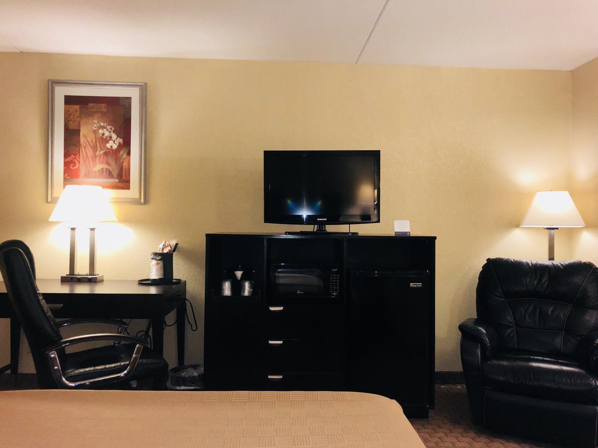Hotel Wingate By Wyndham Wichita Airport Esterno foto