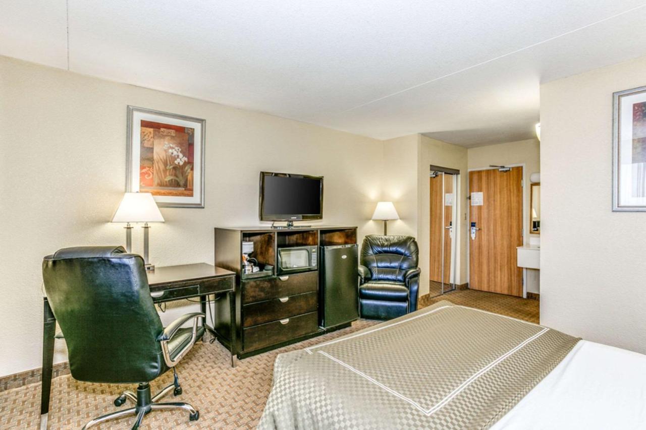 Hotel Wingate By Wyndham Wichita Airport Esterno foto