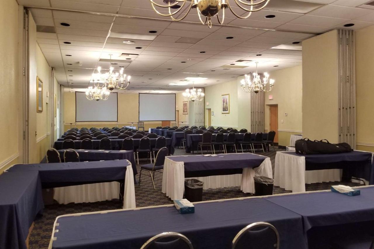Hotel Wingate By Wyndham Wichita Airport Esterno foto