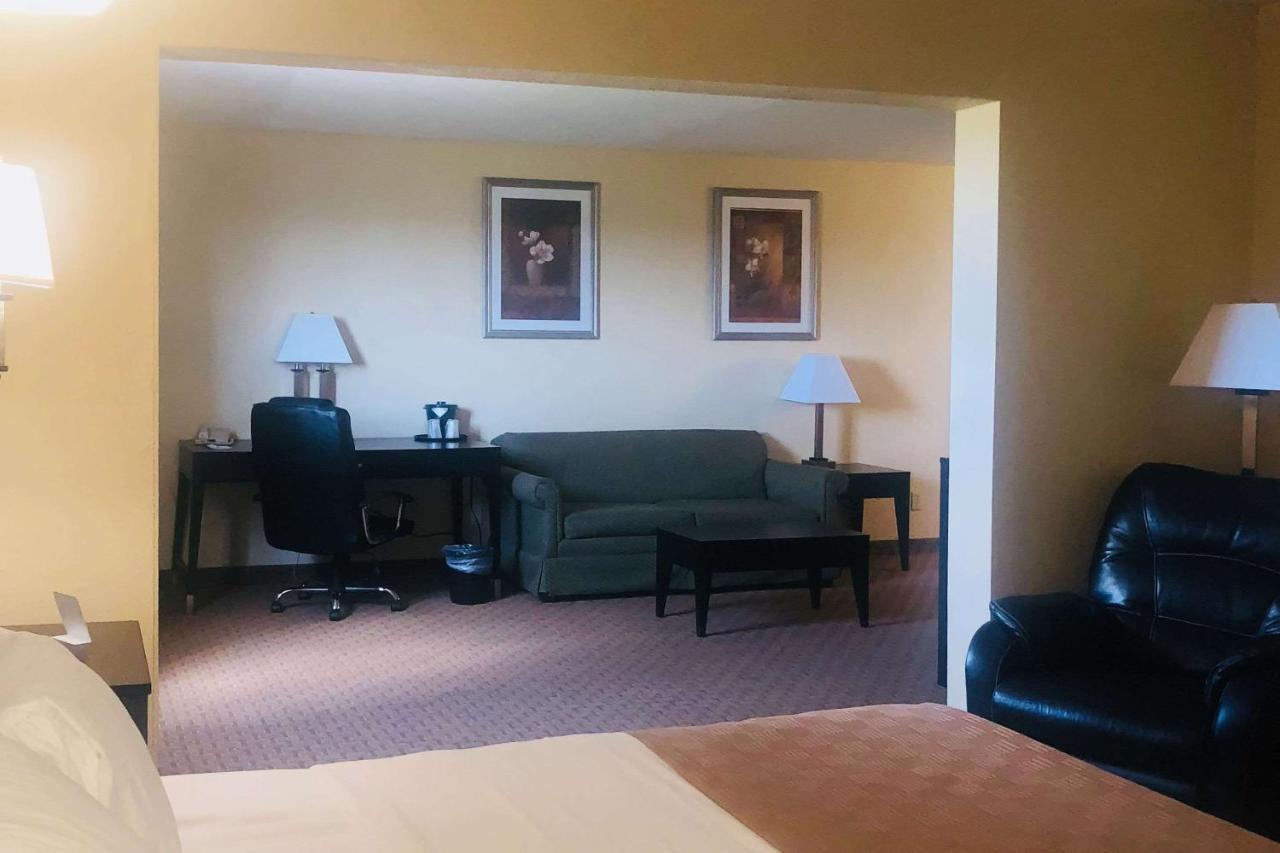 Hotel Wingate By Wyndham Wichita Airport Esterno foto
