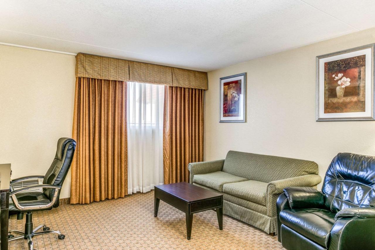 Hotel Wingate By Wyndham Wichita Airport Esterno foto