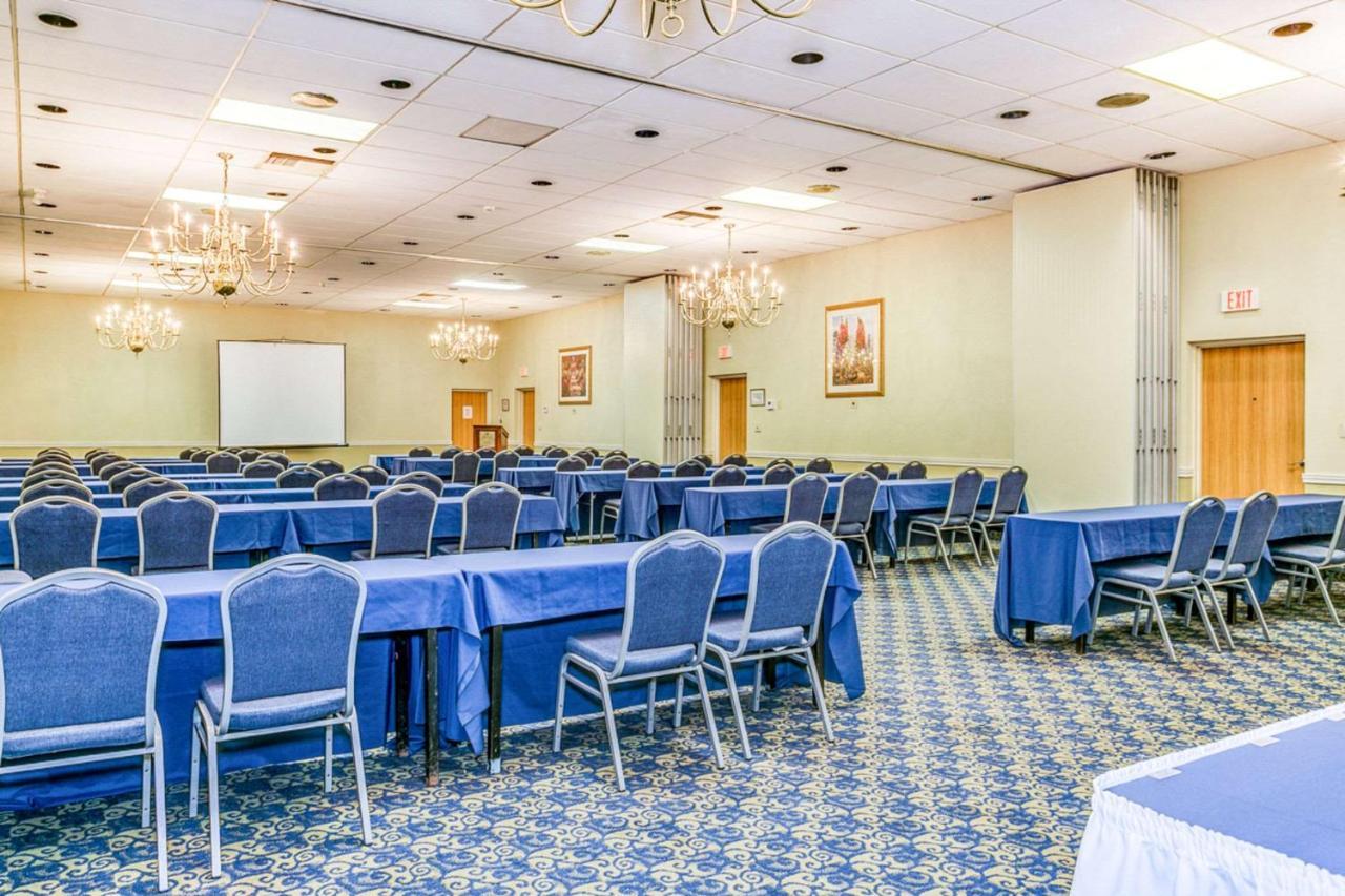 Hotel Wingate By Wyndham Wichita Airport Esterno foto