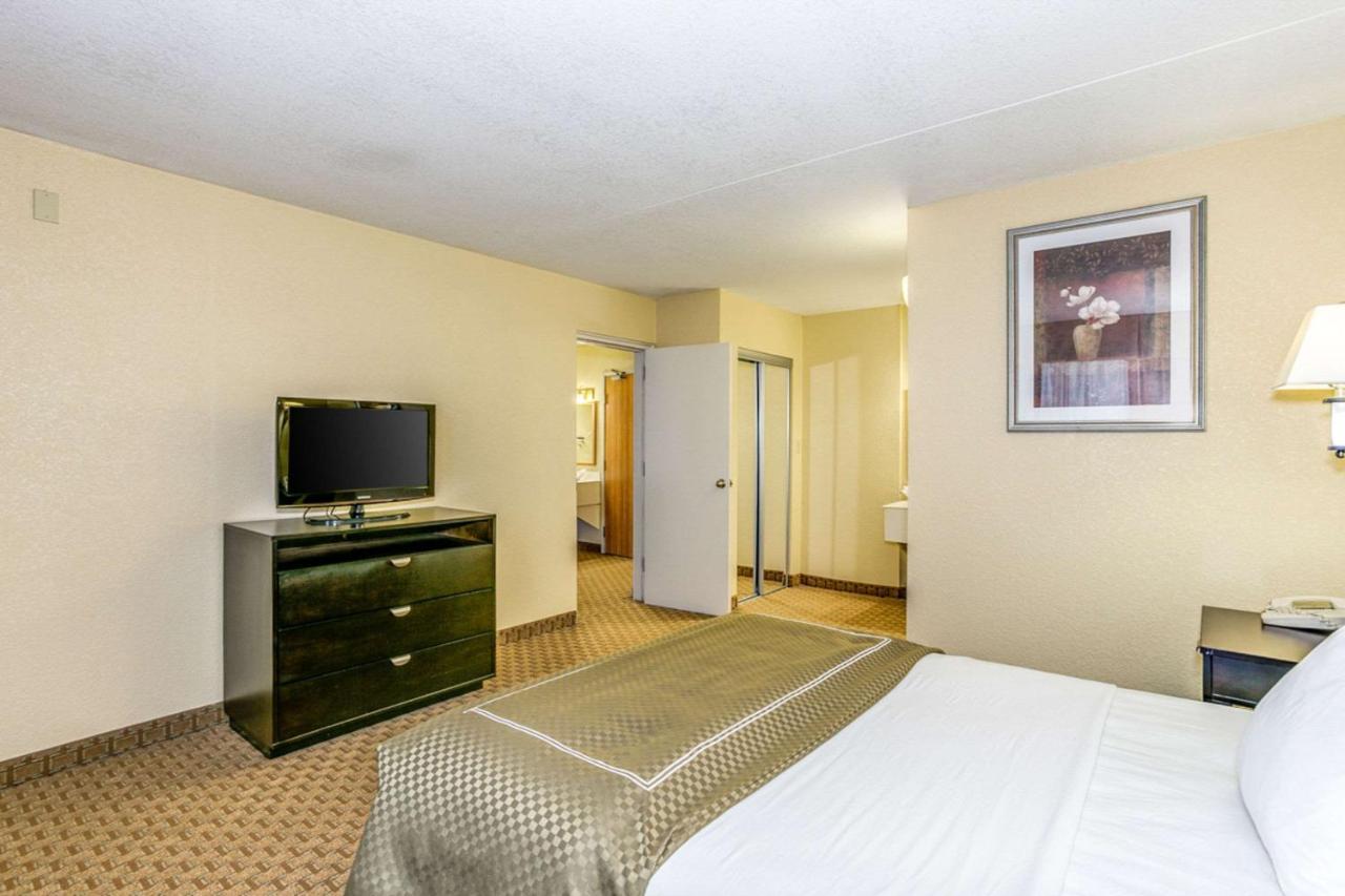 Hotel Wingate By Wyndham Wichita Airport Esterno foto