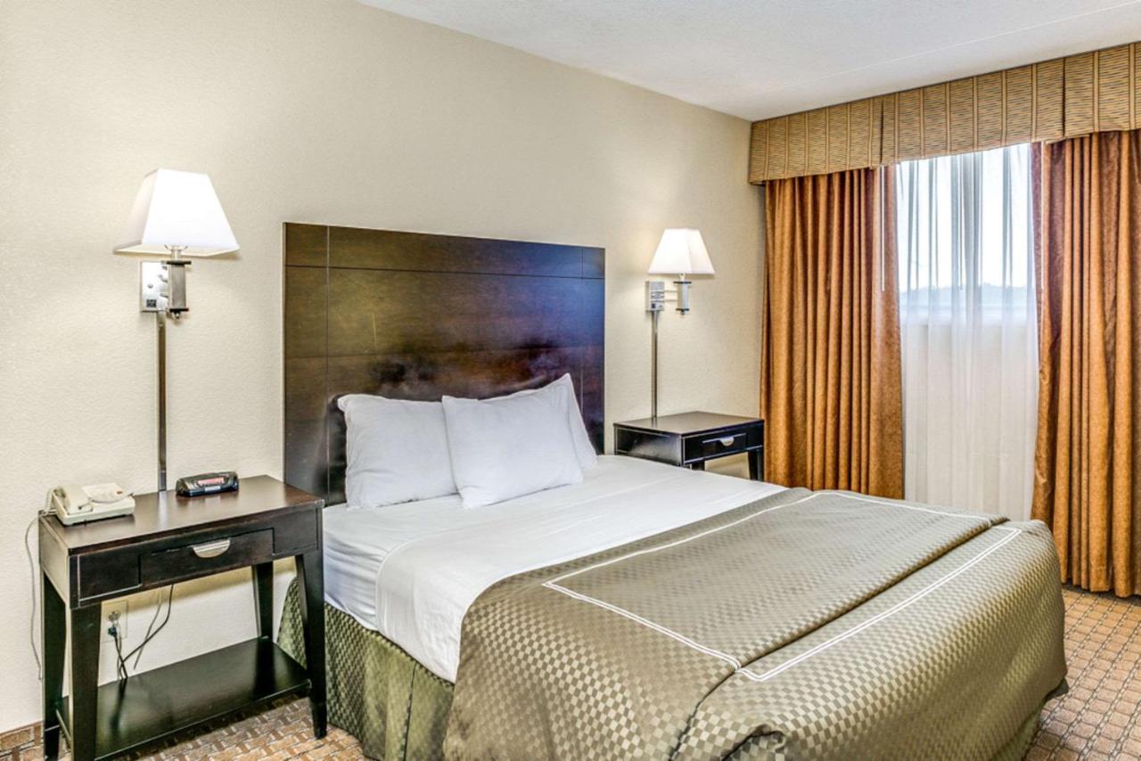 Hotel Wingate By Wyndham Wichita Airport Esterno foto
