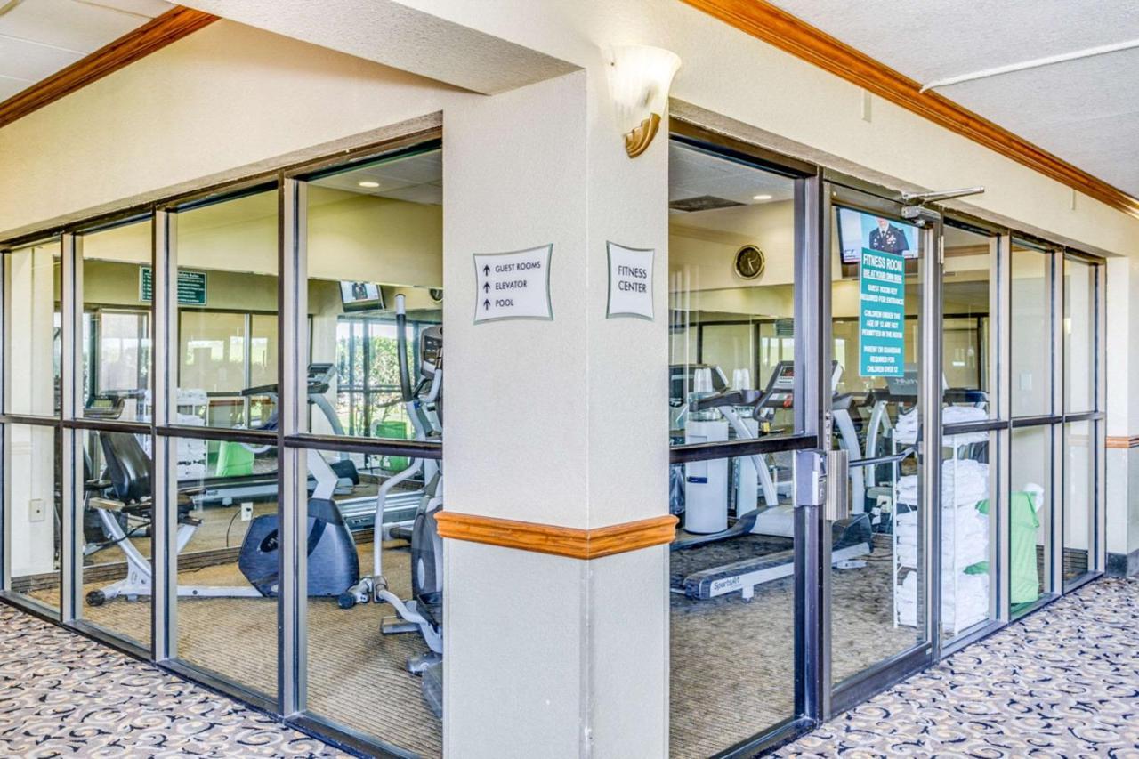 Hotel Wingate By Wyndham Wichita Airport Esterno foto
