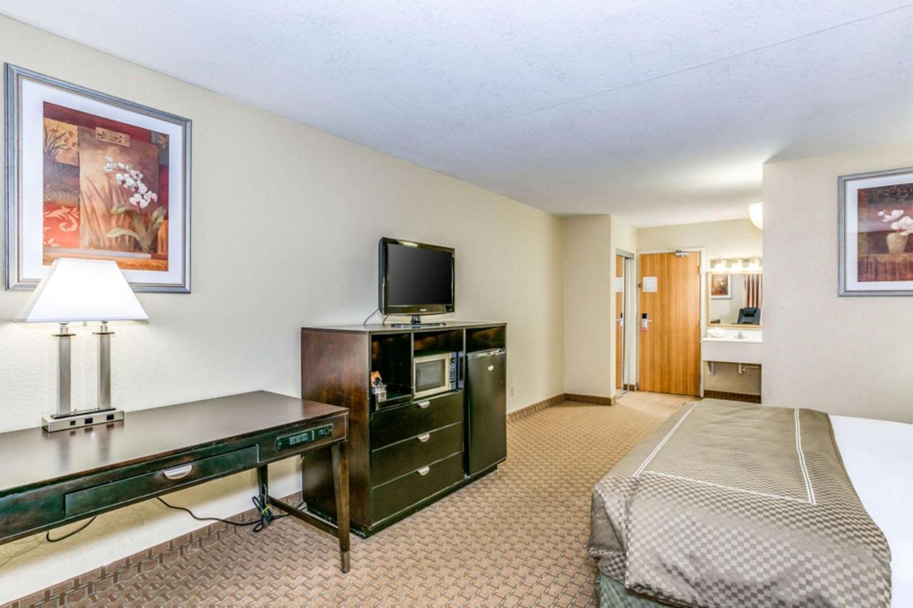 Hotel Wingate By Wyndham Wichita Airport Esterno foto