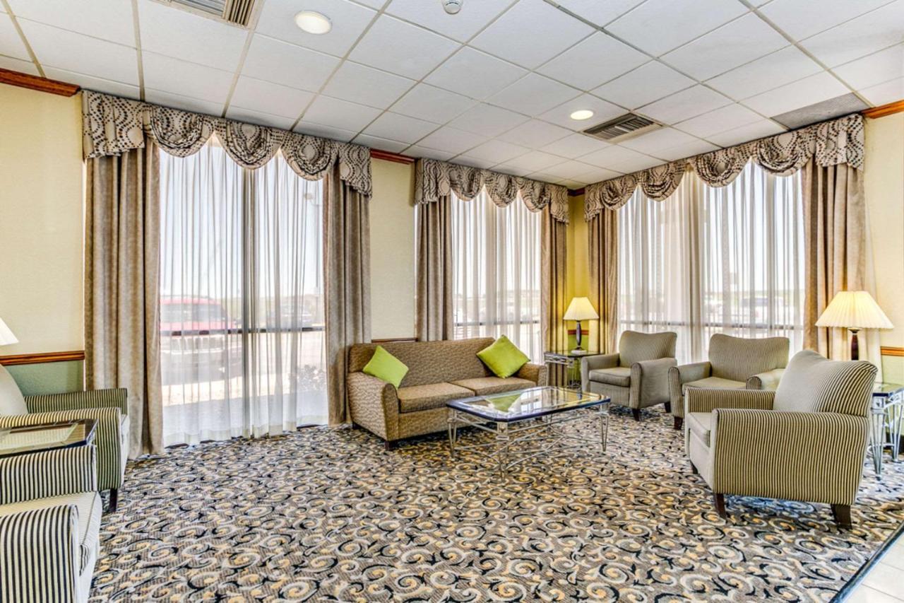 Hotel Wingate By Wyndham Wichita Airport Esterno foto