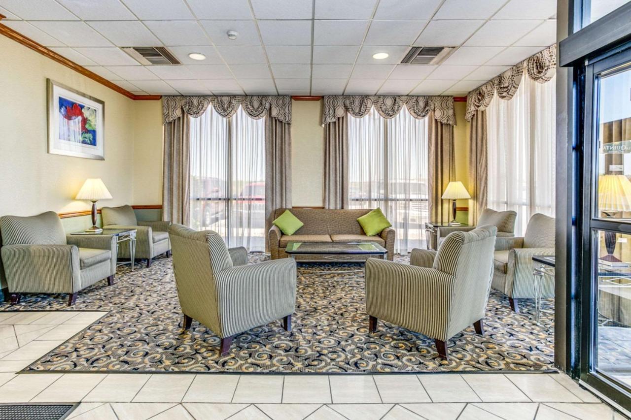 Hotel Wingate By Wyndham Wichita Airport Esterno foto